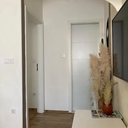 Ria Apartment *